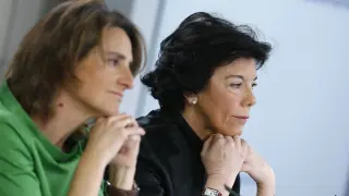 La portavoz del Ejecutivo, Isabel Celaá, junto a Teresa Ribera.