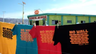 Camisetas contra el muro de Trump en Boquillas (México).