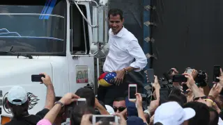 El presidente del Parlamento de Venezuela, Juan Guaidó, que se proclamó mandatario encargado de su país, saluda este sábado desde un camión, en Cúcuta (Colombia).