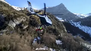 Una imagen de la camilla con el herido siendo izada al helicóptero