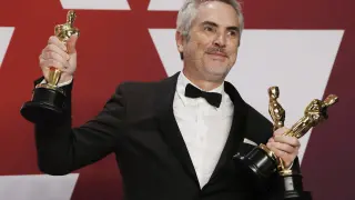 Alfonso Cuarón con sus tres estatuillas.