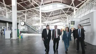 De izquierda a derecha, el consejero de Vertebración, José Luis Soro; el presidente de Aragón, Javier Lambán; la delegada del Gobierno, Carmen Sánchez; y el director general de Movilidad, José Gascón.