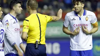 Cabrera, en marzo de 2016, sorprendido al ser expulsado en El Sadar por el árbitro gallego Eiriz Mata.