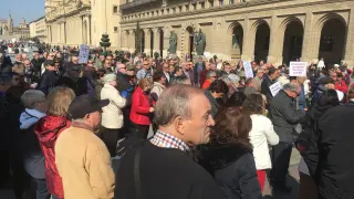 Tres centenares de pensionistas han protestado este lunes en Zaragoza.
