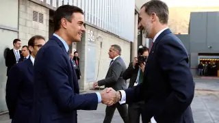 El Rey y Pedro Sánchez se saludan a la entrada del pabellón de España, donde ha tenido lugar la apertura del Congreso Mundial de Móviles que se celebra en Barcelona.