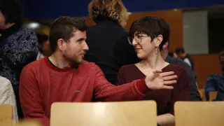 El secretario general de Podemos-Aragón, Nacho Escartín, y la candidata municipal Violeta Barba, el pasado viernes en el plenario de ZEC.