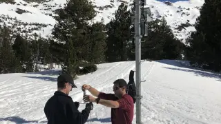 Técnicos de la CHE haciendo mediciones de nieve en la Besurta (Benasque)
