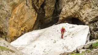 Saliendo de la cueva helada A69, en el macizo de Cotiella
