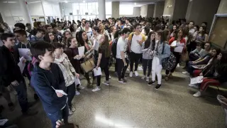 Alumnos, el pasado junio, esperando entrar al aula para hacer el examen de la Evau.