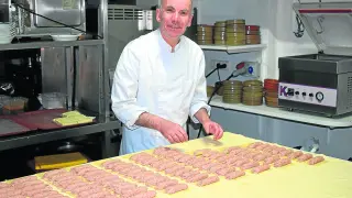 José Luis Mur, afanado en la cocina del hotel-restaurante Ésera.