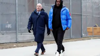 R. Kelly abandona la cárcel de Chicago junto a su abogado