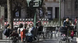 Imagen de las terrazas de Zaragoza ayer a primera hora de la tarde, con máximas de 25 grados