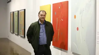 El artista aragonés Paco Simón en la exposición sobre su obra 'De vuelta al futuro'