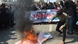 Pakistaníes se manifiestan contra el régimen indio.
