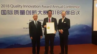 Alejandro Ibrahim, en el centro, al recibir el premio mundial a la innovación en China.