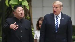El líder norcoreano Kim Jong Un y el presidente estadounidense Donald Trump durante su encuentro en Hanói.