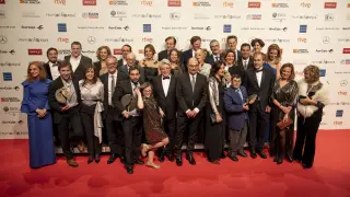 El presidente de Egeda, Enrique Cerezo, junto al presidente de Aragón,Javier Lambán, y los galardonados en los últimos premios Forqué.