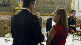 El presidente del Gobierno, Pedro Sánchez (PSOE), conversa con la presidenta del Congreso, Ana Pastor (PP), en una imagen de este miércoles en el Palacio Real.