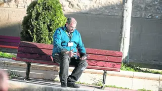 El ‘geocacher’ Eduardo Leché, junto a la iglesia de la Asunción, comprobando datos de localización en su móvil.