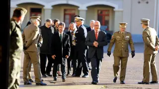 El secretario de Estado de Defensa, Ángel Olivares, (con gafas) en su visita en noviembre al cuartel de Sancho Ramírez