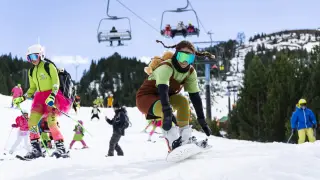 En Cerler, muchos esquiadores llenaron de color las pistas con sus disfraces de Carnaval