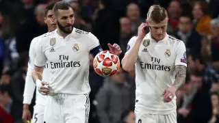 Soccer Football - Champions League - Round of 16 Second Leg - Real Madrid v Ajax Amsterdam - Santiago Bernabeu, Madrid, Spain - March 5, 2019  Real Madrid's Karim Benzema and Toni Kroos look dejected after conceding their fourth goal  REUTERS/Sergio Perez [[[REUTERS VOCENTO]]] SOCCER-CHAMPIONS-MAD-AJA/