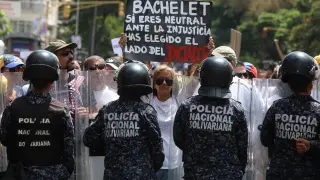 La Policía impide el paso de la marcha opositora en Venezuela con gases lacrimógenos.