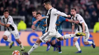 Soccer Football - Champions League - Round of 16 Second Leg - Juventus v Atletico Madrid - Allianz Stadium, Turin, Italy - March 12, 2019 Juventus' Cristiano Ronaldo scores their third goal from the penalty spot to complete his hat-trick REUTERS/Alberto Lingria [[[REUTERS VOCENTO]]] SOCCER-CHAMPIONS-JUV-ATM/
