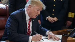 STX01. Washington (United States), 15/03/2019.- US President Donald J. Trump delivers remarks on the national security and humanitarian crisis on the southern border and vetoes the legislation that strikes down his national emergency declaration at the southern border a ceremony in the Oval Office of the White House in Washington, DC, USA, 15 March 2019. President Trump's veto, his first, sends the resolution back to Congress where it will require a 2/3 vote in each house to overturn. (Estados Unidos) EFE/EPA/SHAWN THEW US President Donald J. Trump signs veto of legislation to strike down his national emergency declaration at the southern border