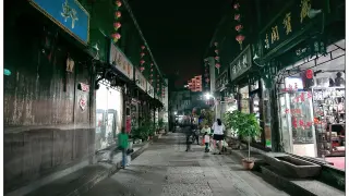 Vista nocturna de una calle tradicional de Taizhou.