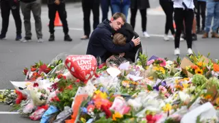 AAP. Christchurch (New Zealand), 16/03/2019.- Members of the public mourn at a flower memorial near the Al Noor Masjid on Deans Rd in Christchurch, New Zealand, 16 March 2019. A gunman killed 49 worshippers at the Al Noor Masjid and Linwood Masjid on 15 March. The 28-year-old Australian suspect, Brenton Tarrant, appeared in court on 16 March and was charged with murder. (Atentado, Terrorista, Nueva Zelanda) EFE/EPA/MICK TSIKAS AUSTRALIA AND NEW ZEALAND OUT At least 49 people killed in terrorist attack on two mosques in Christchurch, New Zealand