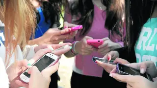 Adolescentes usando WhatsApp