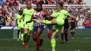 Mapi León despeja un balón en el partido Atlético-Barça.
