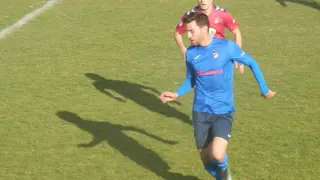 Un jugador del Utebo conduce en balón ante la presión de un rival del Calamocha.