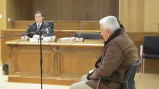 Iulian M. durante la primera sesión del juicio por agresión a su mujer.