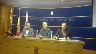 Luis Antonio Sáez (en el centro) y los profesores Luis Fabra y Bienvenido Subero, en la DPZ.