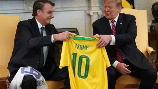 Bolsonaro y Trump camisetas fútbol