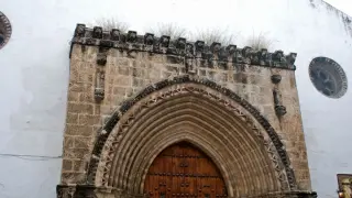 Detenidas en Sevilla dos acusadas de fotografiarse "en tono de burla" en una iglesia y ponerse ropa del párroco