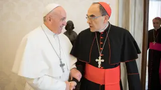 El papa recibió al arzobispo de Lyon, el cardenal Philippe Barbarin (d), en el Vaticano, este lunes.