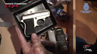 Pistola encontrada en el domicilio de uno de los arrestados.