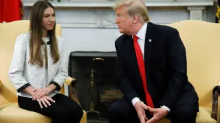U.S. President Donald Trump meets with Fabiana Rosales, wife of Venezuelan opposition leader Juan Guaido, in the Oval Office at the White House in Washington, U.S., March 27, 2019. REUTERS/Carlos Barria [[[REUTERS VOCENTO]]] VENEZUELA-POLITICS/USA