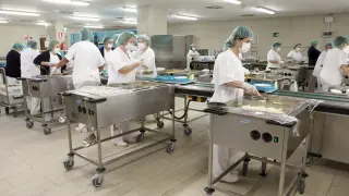Más de 40 personas participan en el proceso de emplatadode la cocina del hospital Miguel Servet de Zaragoza.