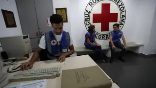Employees work at the Venezuelan Red Cross in Caracas, Venezuela Mach 29, 2019. REUTERS/Ivan Alvarado [[[REUTERS VOCENTO]]] VENEZUELA-POLITICS/RED CROSS