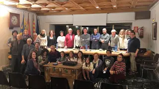 Fotografía de familia con representantes de la Academia de la Artes en el Ayuntamiento de Ayerbe