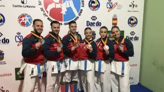 Los dos equipos españoles de kata, con Raquel Roy (segunda por la derecha), posan con las medallas de oro