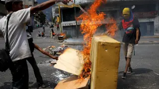 Venezuela protesta por los cortes de luz y agua.