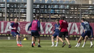 Un pasaje del entrenamiento del Real Zaragoza este martes.