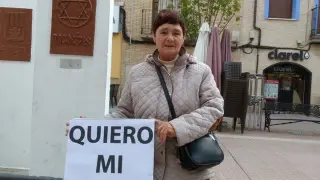 Carmen Gaspar, con su pancarta, frente al ayuntamiento.