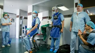Médicos del clínico prueban los exoesqueletos.