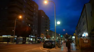 Las luminarias esféricas de la Avenida de Sagunto, entre las primeras que se renovarán.